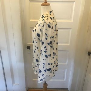 Banana Republic Tops - Banana Republic wrinkle free flower blouse Banana Republic Tops - Banana Republic wrinkle free flower blouse